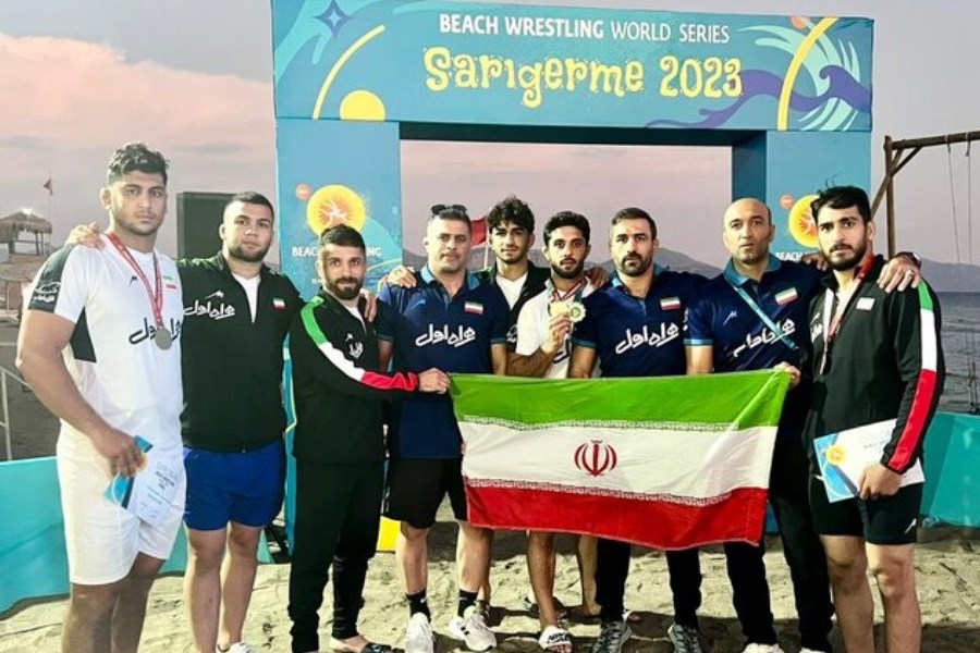 تصویر قهرمانی تیم ملی کشتی ساحلی ایران در مسابقات جهانی