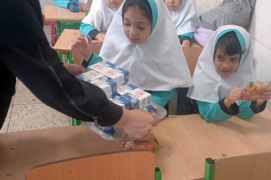 توزیع شیر رایگان میان دانش آموزان دبستانی در این شهر