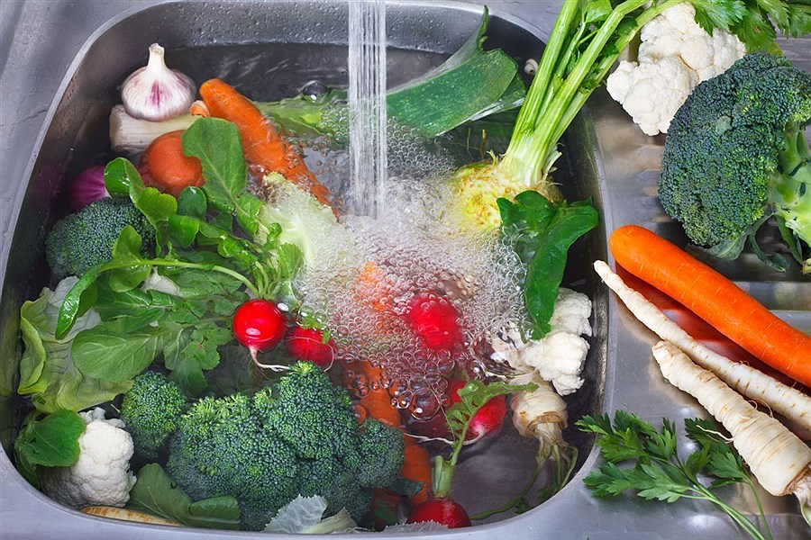 تصویر استفاده از مایع ظرفشویی برای «شستشوی سبزی» ممنوع