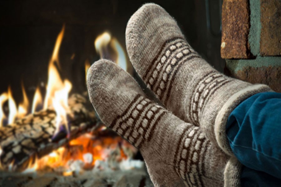 ۶ ترفند کاربردی برای گرم نگه‌داشتن پاها در پاییز و زمستان