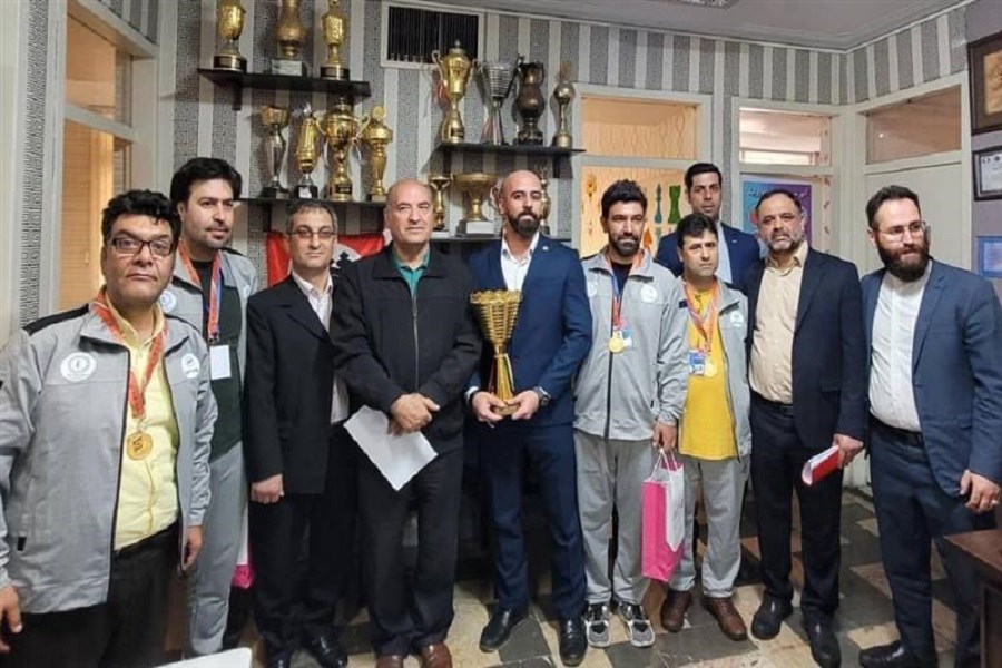 تصویر مدال طلای مسابقات شطرنج  مردان به بیمه البرز رسید