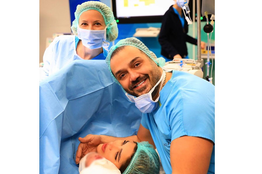 تصویر فرزند آناشید حسینی و دندانپزشک معروف به دنیا آمد
