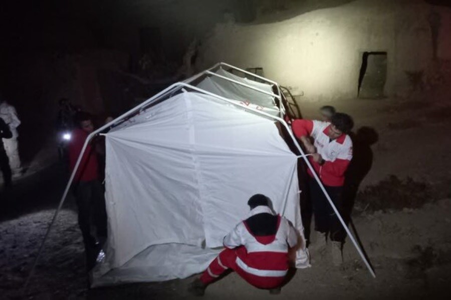 تصویر امداد رسانی هلال احمر به مناطق زلزله زده خراسان جنوبی