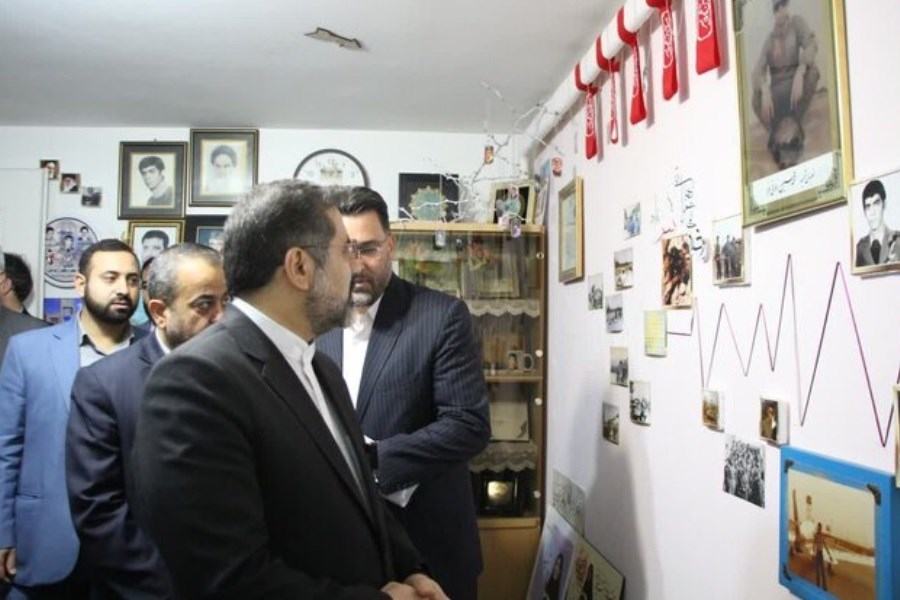 تصویر بازدید وزیر ارشاد از موزه شهید رئوفی‌فرد در بیرجند