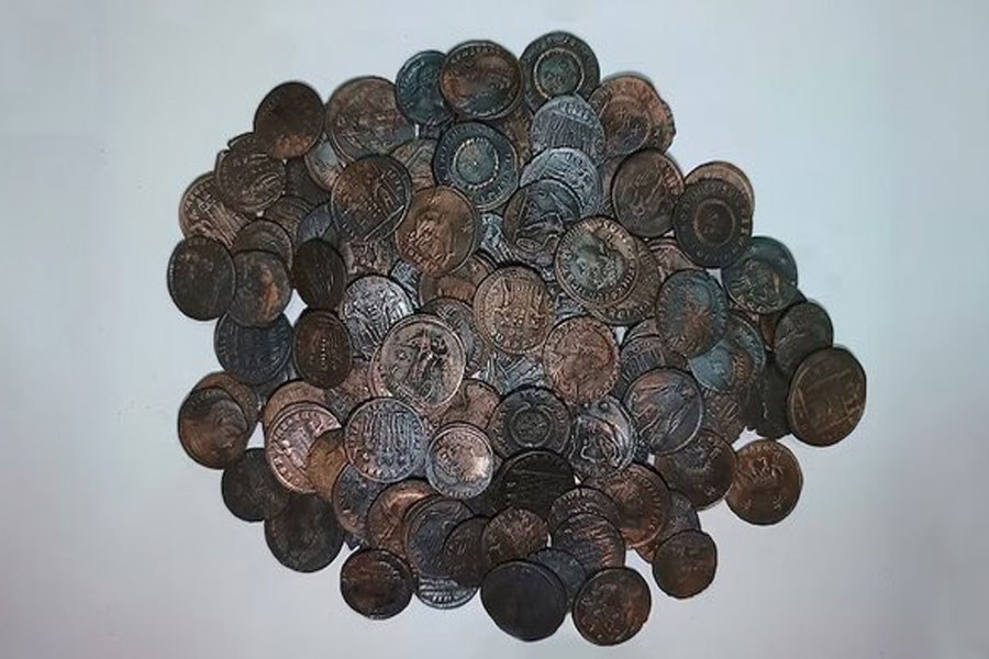 کشف ده‌ها هزار سکه باستانی زیر آب