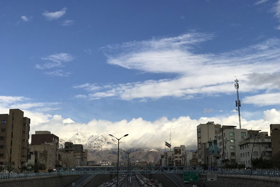 تصویر کوه‌های پر از برف تهران پس از یک روز بارانی و برفی