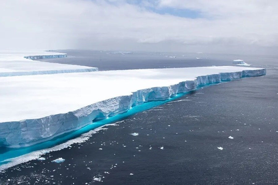 تصویر بزرگ‌ترین کوه یخ جهان به حرکت درآمد!