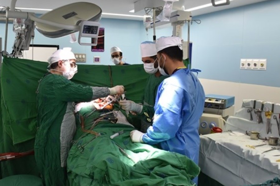 تصویر انجام اولین عمل جراحی موفق «بنتال و تعویض دریچه میترال» در اصفهان