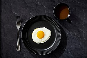 آیا خوردن تخم مرغ همراه با قهوه یا چای خطرناک است؟
