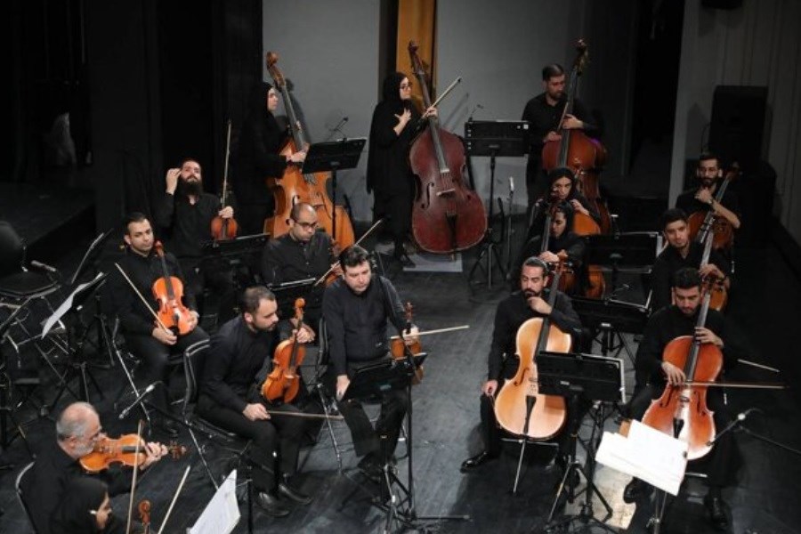 تصویر ارکستر موسیقی ملی ایران روی صحنه