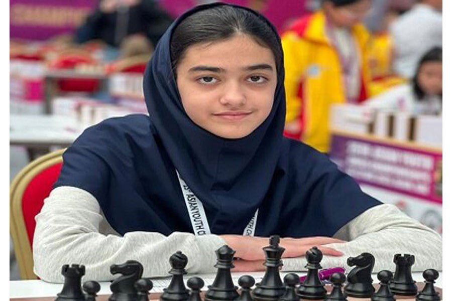 تصویر مدال برنز در دستان دختر شطرنج باز ایران