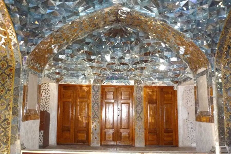 تصویر درهای تالار آیینه موزه هنرهای تزئینی ایران در اصفهان به روی گردشگران باز شد