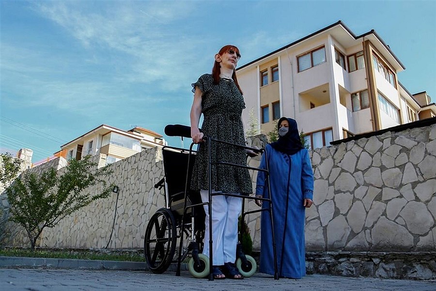 تصویر چالش‌های روزانه قدبلندترین زن جهان+تصاویر