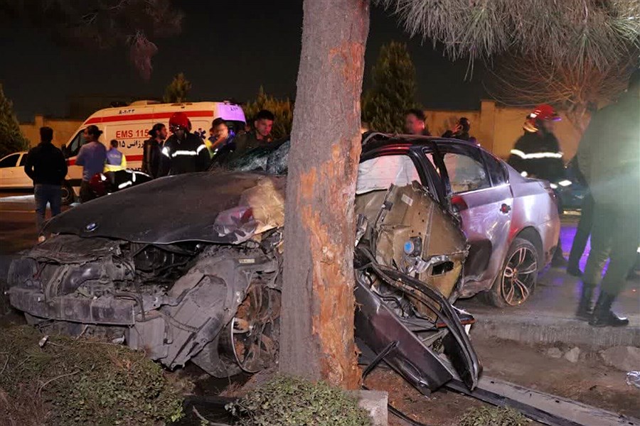 فوت راننده 18 ساله بی ام دبلیو در تصادف با درخت