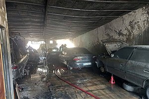 چند خودرو در آتش سوزی تعمیرگاه در تهران سوختند