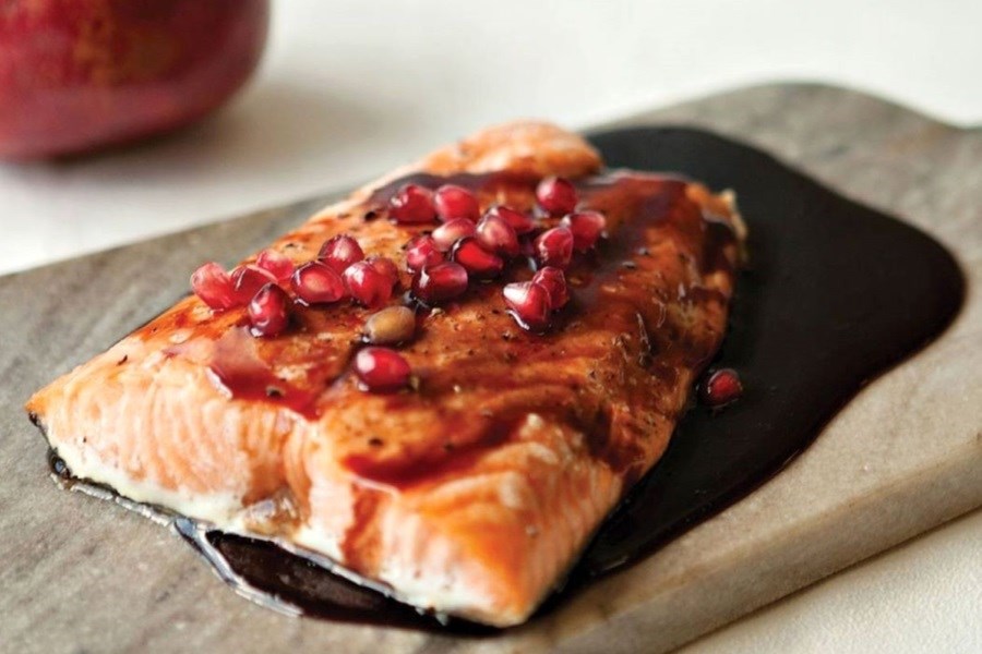 تصویر بی‌نظیرترین روش پخت ماهی در فر؛ ماهی کبابی با سس انار و مزه زیتون