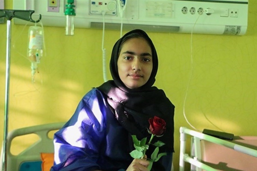 تصویر نجات معجزه آسای دختر 14 ساله از حادثه تروریستی کرمان