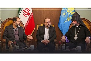 استاندار اصفهان  به شهدای ارامنه ادای احترام  نمود