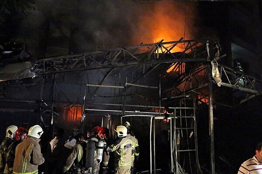 آتش‌ سوزی مهیب در جنوب تهران&#47; نفس آتش نشان به شماره افتاد