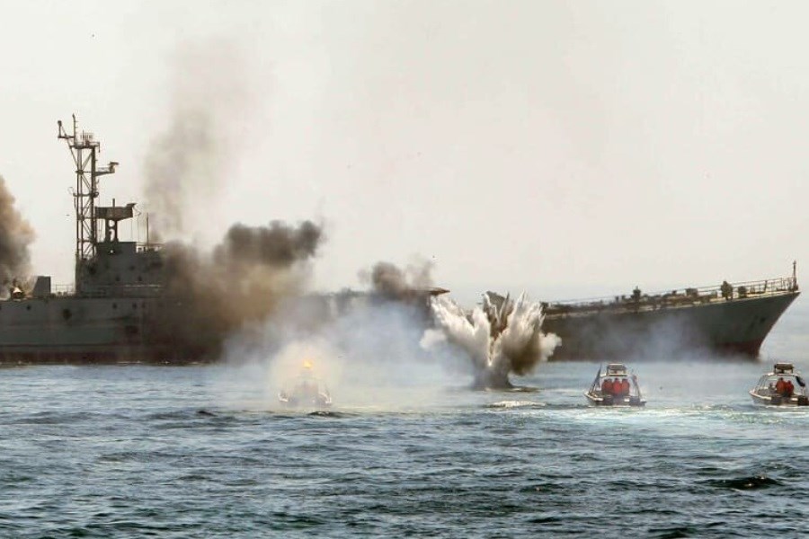 تصویر مقایسه تجهیزات جنگی ایران و آمریکا در دریا