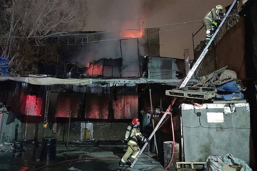 آتش سوزی در یک کارگاه تولید کفش در تهران