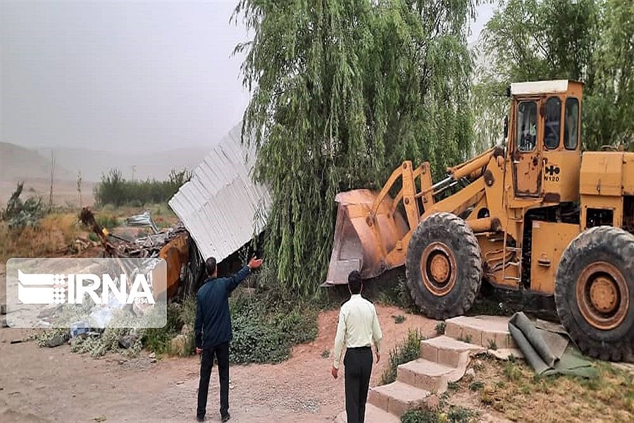 تصویر تخریب ساخت و سازهای غیرمجاز در چهارباغ