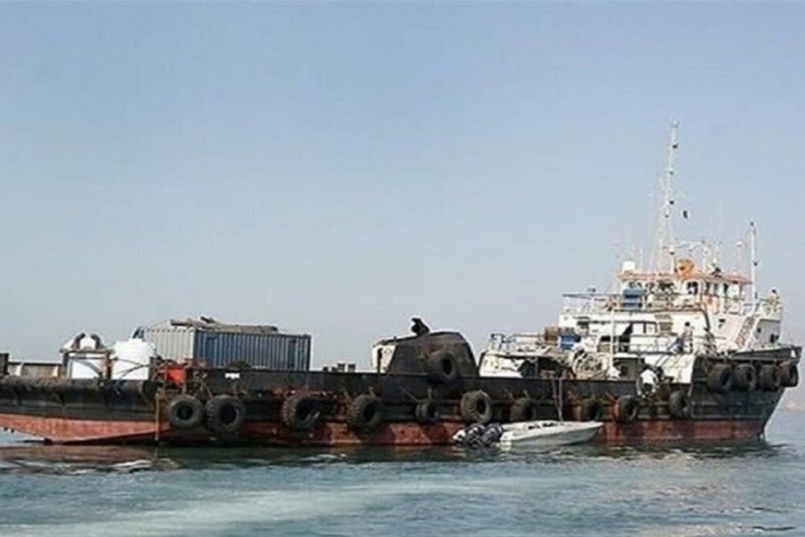 تصویر توقیف شناور خارجی با ۲ میلیون لیتر گازوئیل در خلیج‌ فارس