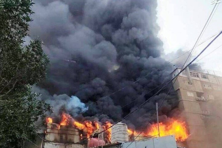 تصویر آتش سوزی یک منزل در خیابان خیام تهران