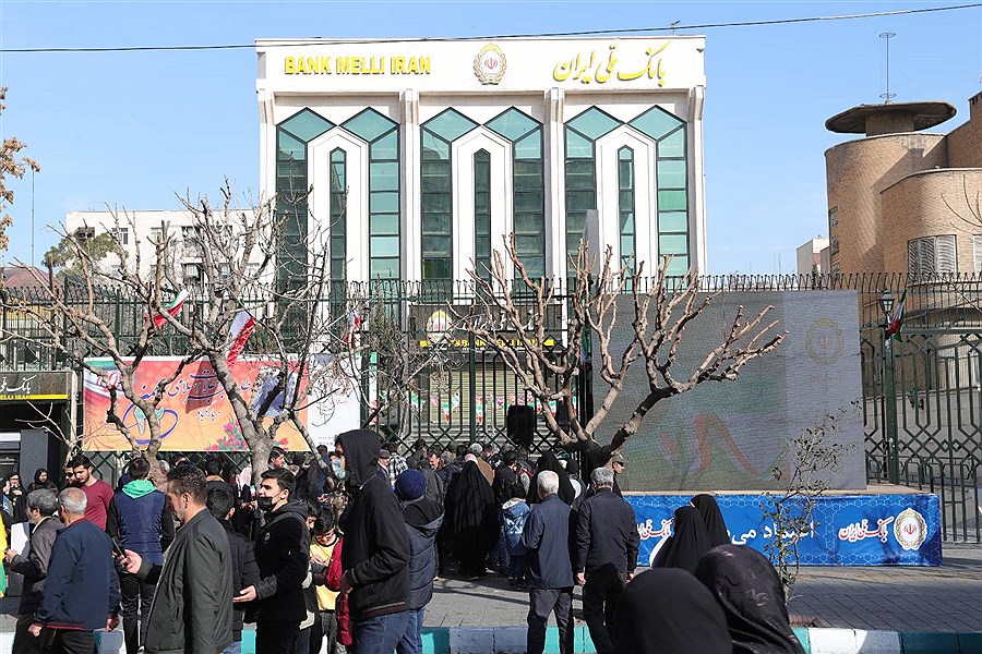 تصویر ارائه خدمات در غرفه های بانک ملی ایران در راهپیمایی یوم الله 22 بهمن
