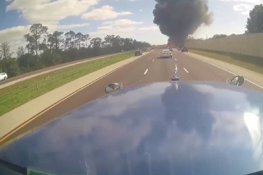 لحظه سقوط هواپیما در بزرگراه فلوریدا (فیلم)