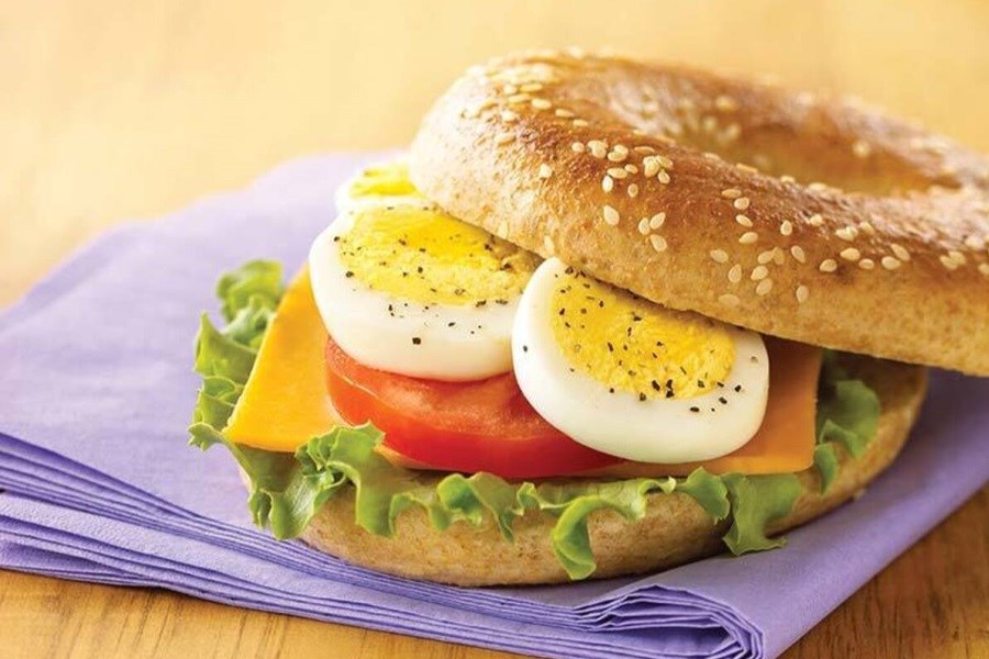 تصویر آموزش دو مدل ساندویچ جذاب و خوشمزه با تخم مرغ آبپز