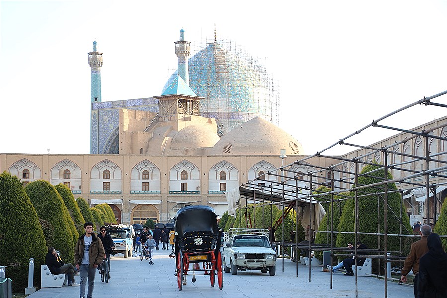 تصویر پایه‌های مسجد جامع عباسی اصفهان در حال نشست است