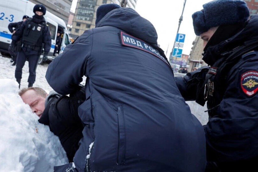تصویر دستگیری مخالفان پوتین ادامه دارد&#47; بازداشت ۴۰۰ هوادار «ناوالنی»