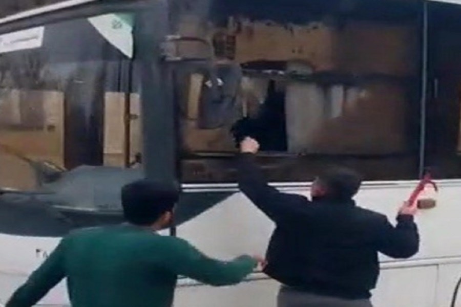تصویر حمله اراذل به اتوبوسی در مشهد+عکس و فیلم