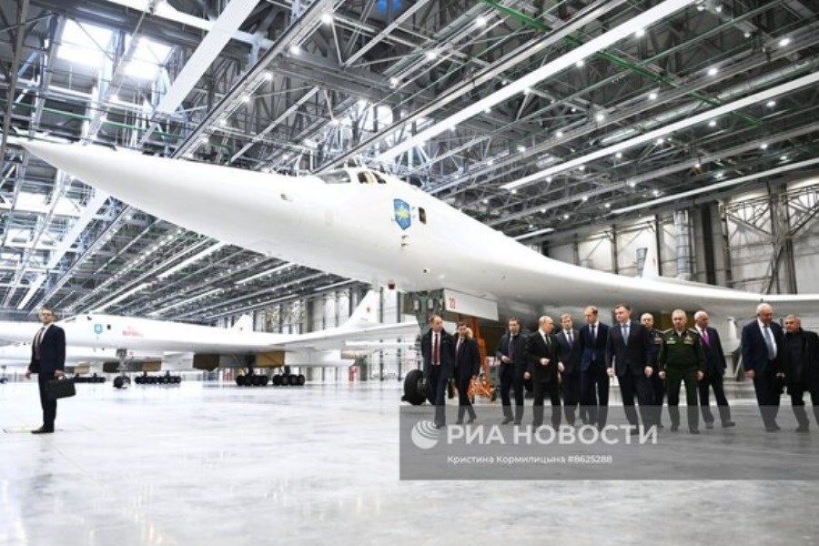 تصویر بازدید پوتین ازسنگین‌ترین هواپیمای نظامی مافوق صوت جهان