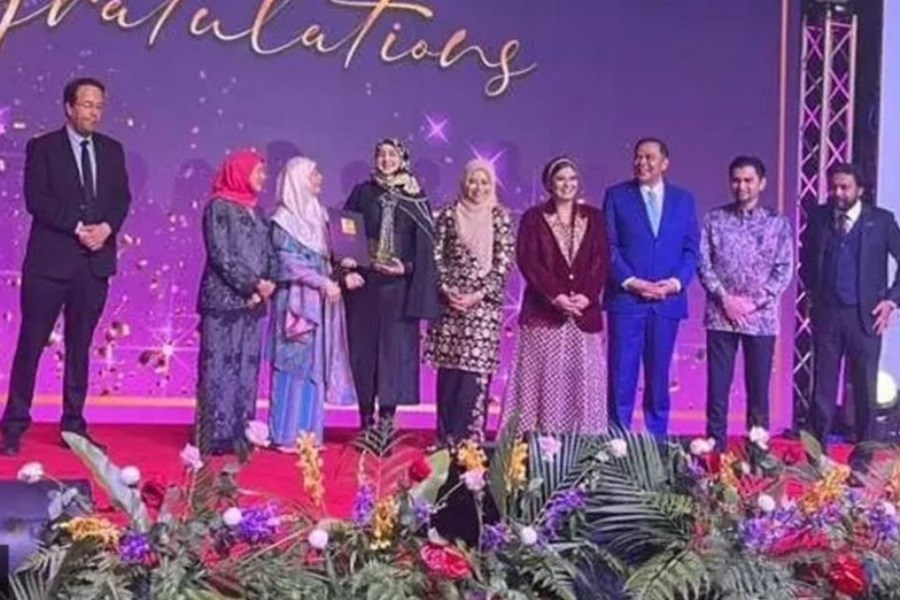 تصویر کسب «جایزه رانیا ۲۰۲۴» توسط بانوی ایرانی در مالزی