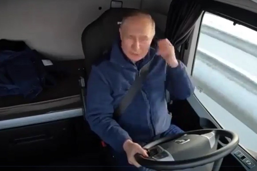 ویدئوی رانندگی ولادیمیر پوتین با کامیون