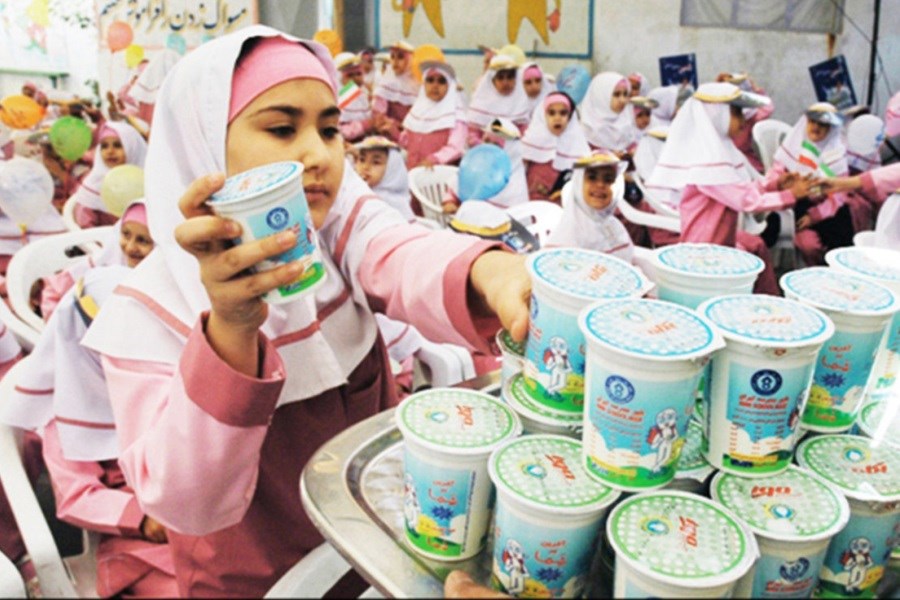 تصویر توزیع حدود ۱۱۰ میلیون پاکت شیر در بین دانش آموزان