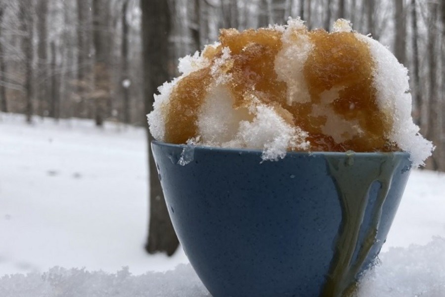 تصویر برف و شیره؛ خوراکی خوشمزه روزهای برفی!
