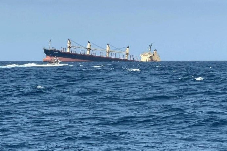 تصویر غرق شدن کشتی انگلیسی در اثر حمله  موشکی یمن