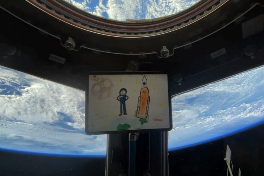 تصویر ویدئو جالب نمایش ۱۰۰ نقاشی از کودکان ایرانی در فضا توسط یاسمین مقبلی
