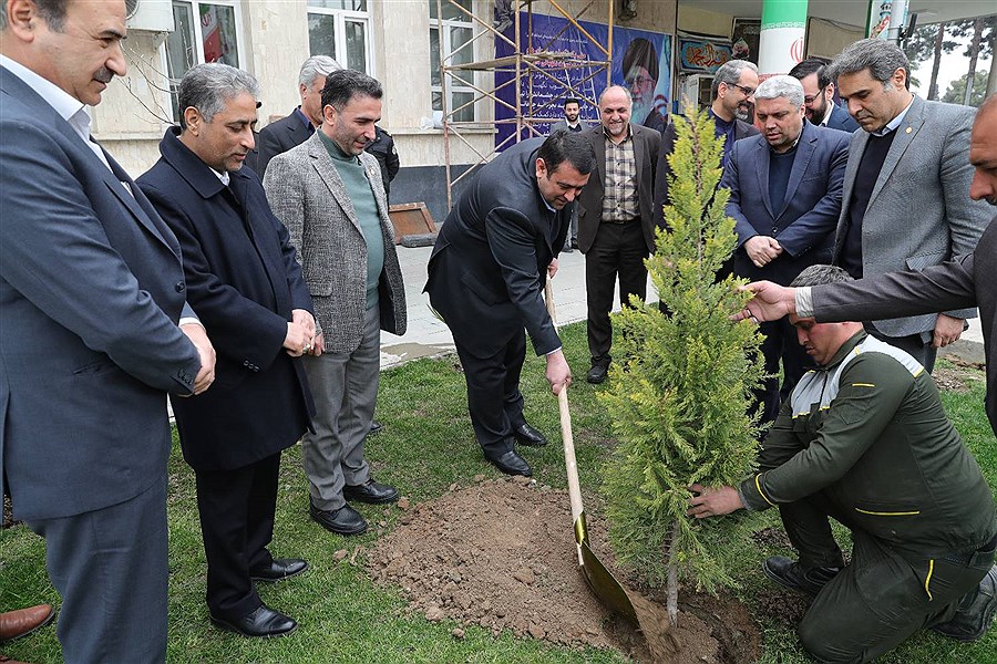 تصویر کاشت نهال توسط مدیر عامل بانک ملی ایران به مناسبت روز درختکاری