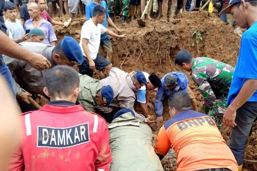 تصویر دست کم ۲۰ نفر کشته و مصدوم در پی رانش زمین در غرب اندونزی