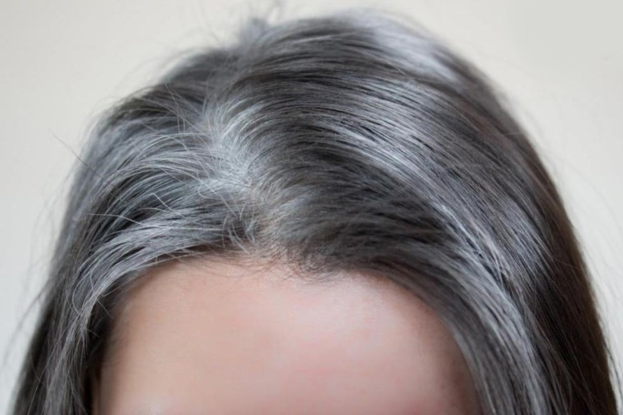 اجازه دهید موهایتان سفید شوند به ۷ دلیل!+ مزیت رنگ نکردن موهای خاکستری