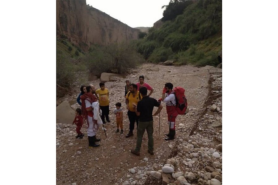 تصویر امدادرسانی به ۳۰ گردشگر مفقودشده در کول خرسون دزفول