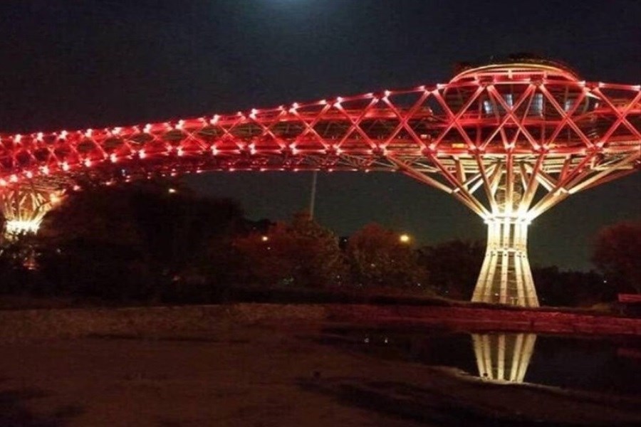 تصویر پل طبیعت به رنگ قرمز در می آید