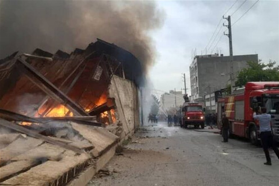 تصویر انبار کالای یک شرکت مواد غذایی در شیراز آتش گرفت