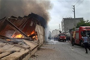 انبار کالای یک شرکت مواد غذایی در شیراز آتش گرفت