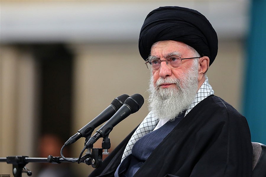 قابی کمتر دیده شده از رهبر انقلاب&#47; تصویر به‌جامانده از بارگاه امام حسن مجتبی علیه‌السلام