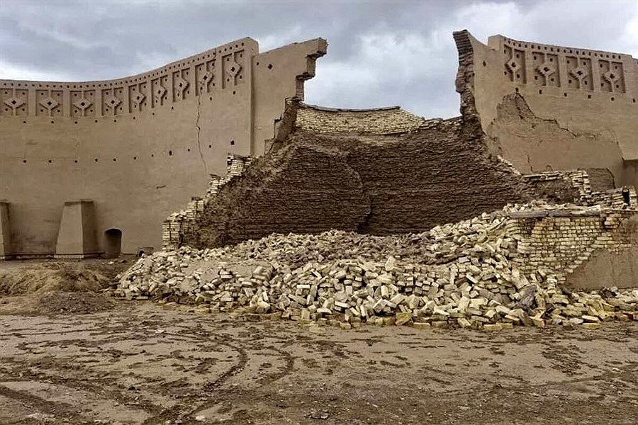 تصویر تخریب یخچال تاریخی سیرجان و قلعه نرماشیر